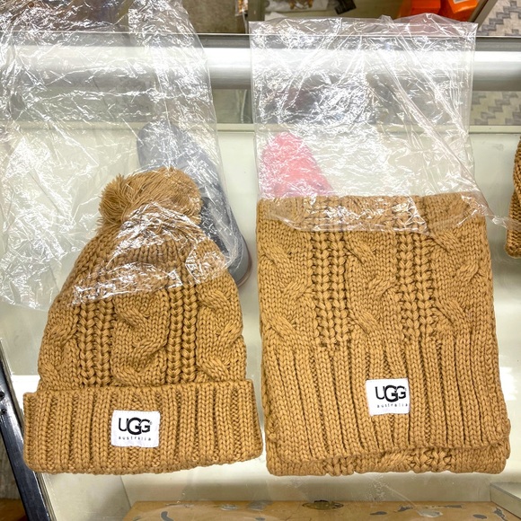 COPY - 🥰😍❤️ Cable knit UGG beanie and scarf set! ❤️ - Picture 2 of 4
